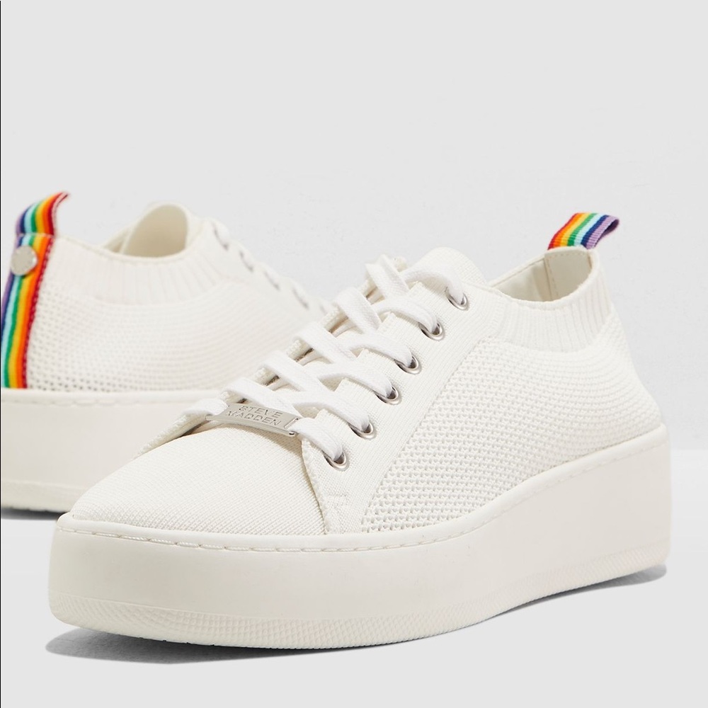 ISO Steve Madden WHITE bardo sneakers